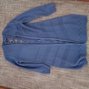 Knee length cardigan with three-quarter sleeves.